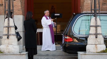 A cada quinze minutos um carro funerário aparece em frente ao crematório do imenso cemitério de La Almudena, em Madri, capital da Espanha.