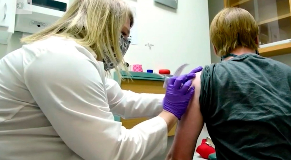 Pessoas fora do grupo prioritário formam fila para buscar vacinas que 'sobram' nos EUA