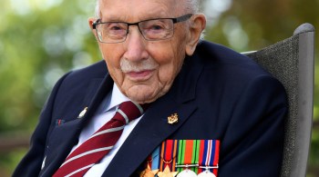 Foto do veterano foi exibida no Piccadilly Circus; London Eye, Estádio de Wembley e a Blackpool Tower brilharam suas luzes de honra