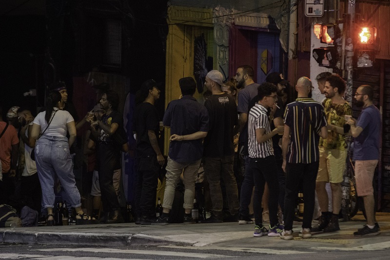 Jovens se aglomeram na região central de São Paulo