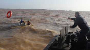 Os homens, com idades de 25, 65 e 69 anos, transportavam pescado de Alenquer para Santarém, quando a embarcação de 8 metros em que estavam naufragou