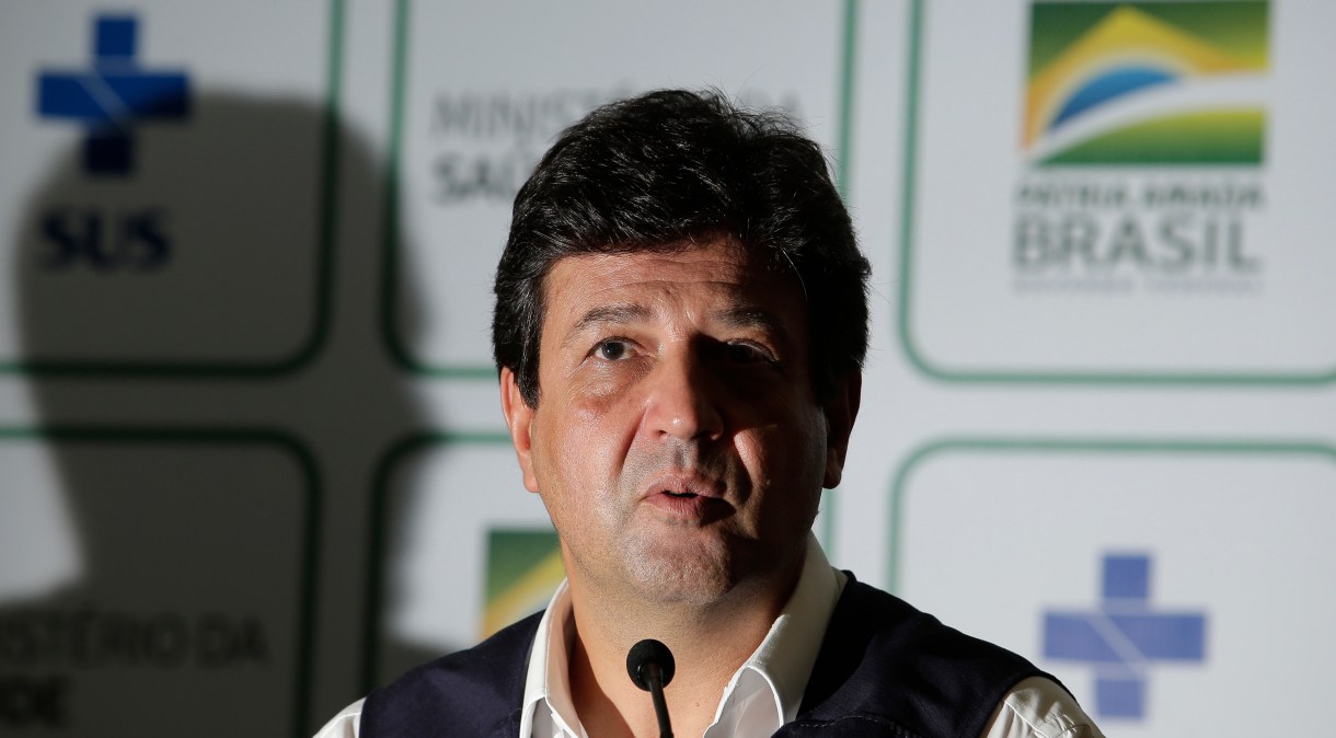 O ministro da Saúde, Luiz Henrique Mandetta, anuncia que permanece no cargo
