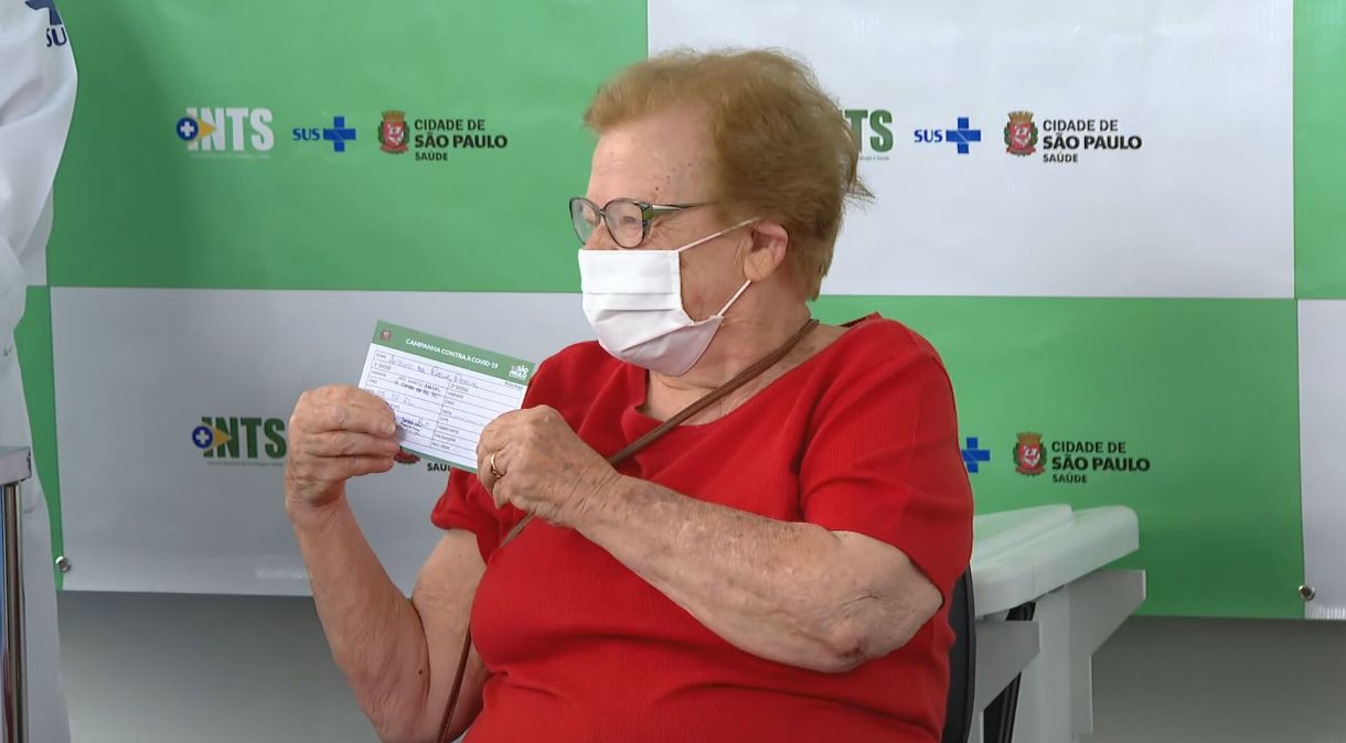 Idosos com mais de 90 anos são vacinados contra a Covid-19 em São Paulo (05.fev.2021)