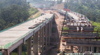 Prevista inicialmente para entrega completa em 2014, a obra foi interrompida diversas vezes e está parada desde 2018