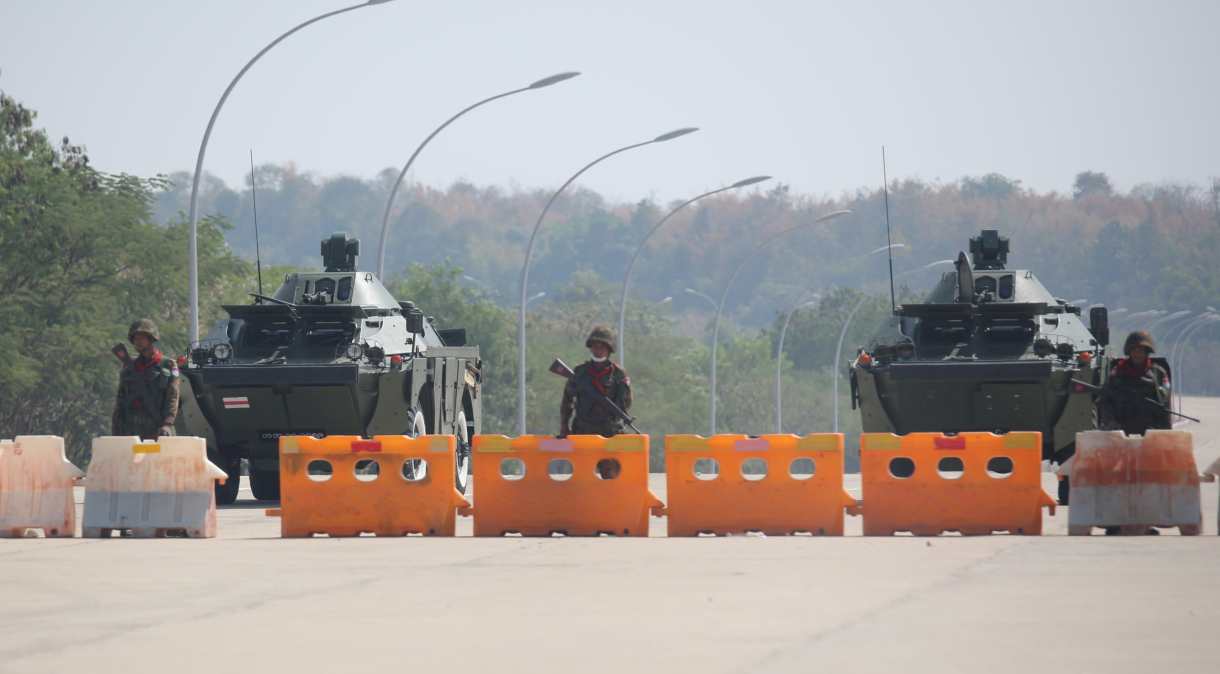 Posto de controle montado por militares no caminho para o complexo do Congresso de Mianmar em Naypyitaw, depois de golpe militar que derrubou a líder eleita do país, Aung San Suu Kyi