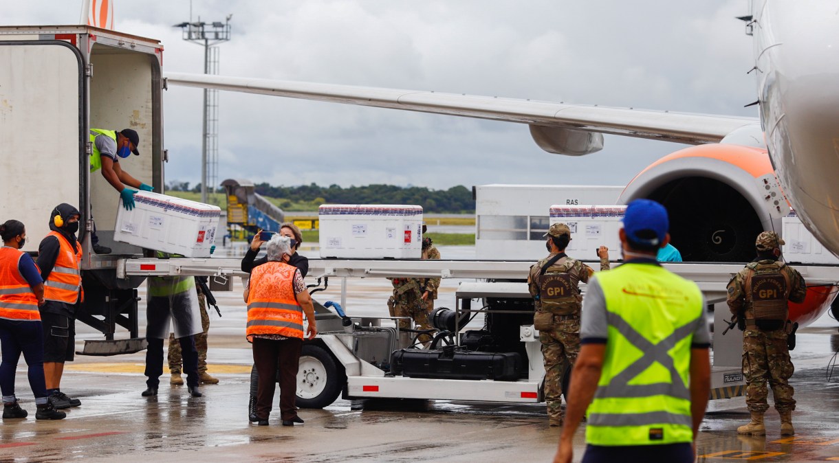 Com escolta da PF, doses da Coronavac são desembarcadas no Aeroporto Internacional de Belo Horizonte, em Confins