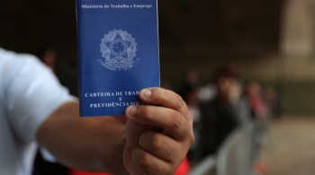 MP caducaria hoje e precisava ser aprovada no Senado. Segundo Bolsonaro, revogação foi feita "mediante entendimento" com o presidente do Senado, Davi Alcolumbre