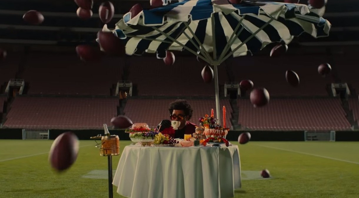 O cantor The Weeknd em um comercial sobre a sua participação no Super Bowl