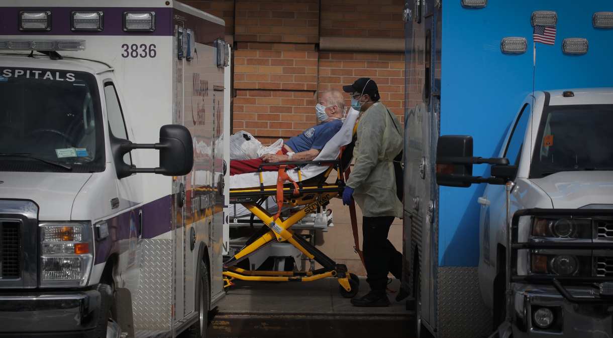 Paramédicos levam paciente ao centro de emergência durante surto de Covid-19 no Brooklyn, em Nova York.