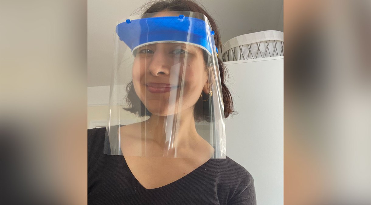 Madiha Choksi usa um dos protetores faciais impressos em 3D