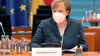 Chanceler Angela Merkel anunciou proibição de reuniões com mais de 5 pessoas; quase todas as lojas estarão fechadas entre 1º a 5 de abril