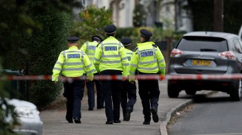 Policiais encontraram a esposa e duas filhas de John Hunt com ferimentos graves em uma casa no leste da Inglaterra, na noite de terça-feira (9)