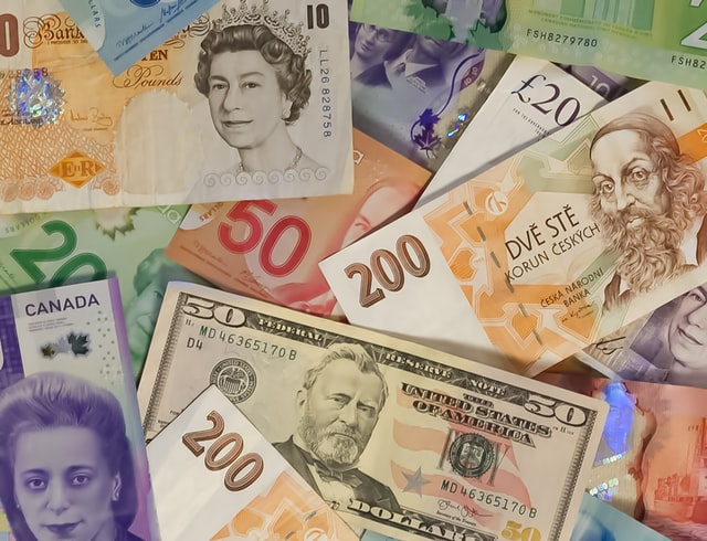 Notas de dinheiro e moedas de vários países