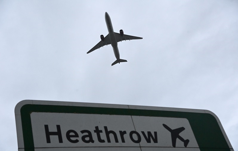 Avião decola do aeroporto de Heathrow, em Londres