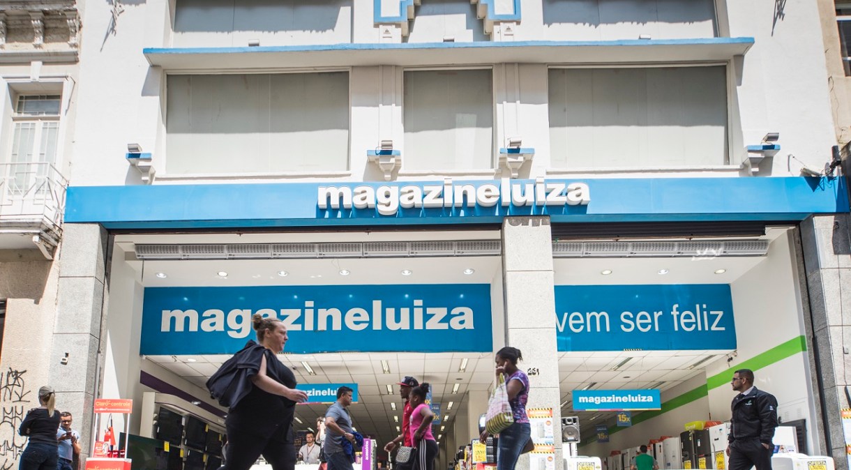 Fachada de loja do Magazine Luiza: após figurar entre as maiores altas do Ibovespa na véspera, ações da varejista caem na quarta