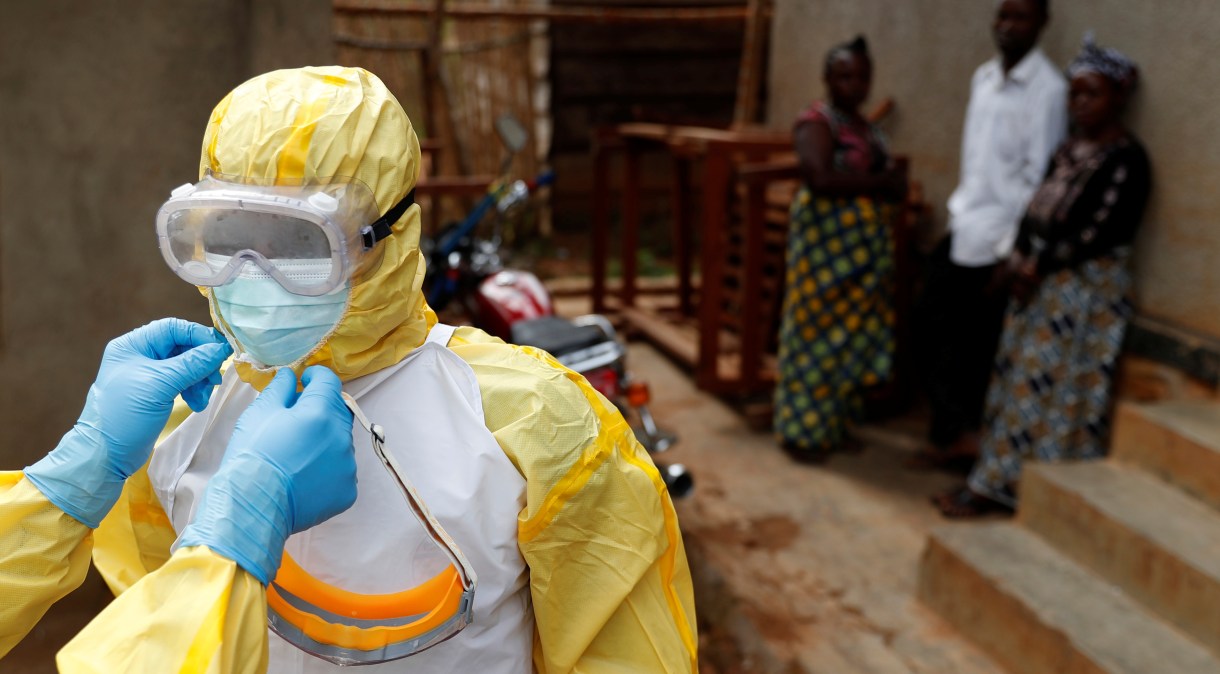 Profissionais da saúde ajustam equipamentos antes de entrar em local com suspeita de ebola na República Democrática do Congo