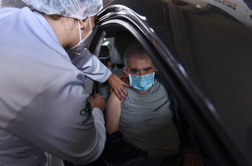 Idoso é vacinado em posto drive-thru na cidade de São Paulo