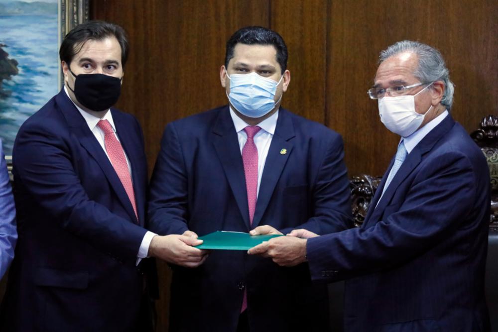 Paulo Guedes com o então presidente da Câmara, Rodrigo Maia, e do Senado, Davi Alcolumbre, na entrega da primeira parte da reforma tributária