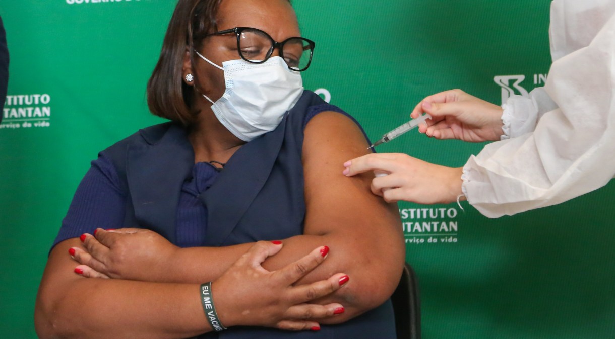 A enfermeira Monica Calazans recebe a segunda dose da vacina contra Covid-19
