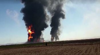 O incêndio na cidade fronteiriça de Islam Qala se espalhou para dezenas de caminhões de combustível nas proximidades