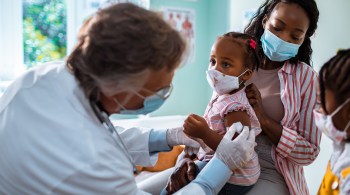 Maiores quedas estão em imunizações que devem ser feitas até os seis meses para evitar doenças graves, como tuberculose, meningite e paralisia infantil