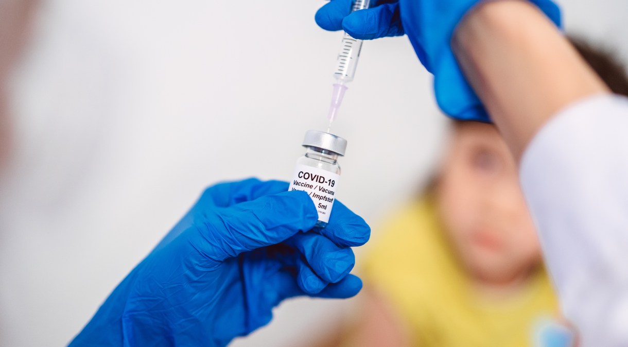 Criança recebe aplicação de vacina