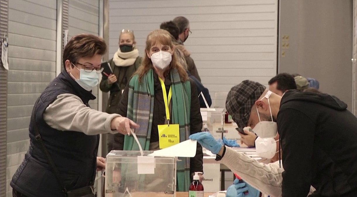 Catalães votam em eleição regional; campanha se concentrou em como enfrentar a pandemia
