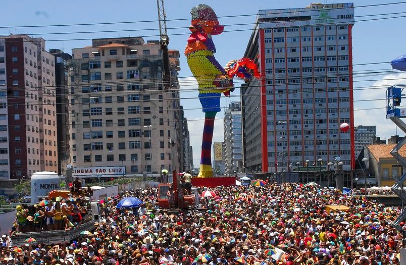 Considerado o maior bloco carnavalesco do mundo, o Galo da Madrugada é marca reg