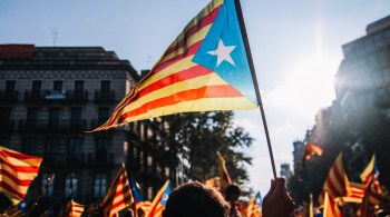 Partidos pró-independência disputam assentos no Parlamento com partido socialista, do premiê Pedro Sánchez