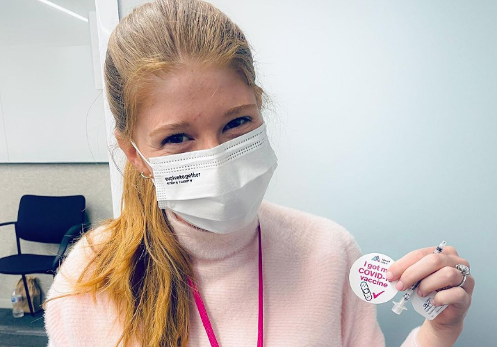 Jennifer Gates, filha de Bill Gates, após tomar a primeira dose da vacina contra a Covid-19