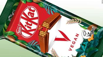 KitKat V dispensa o leite lácteo, que é usado em seus KitKats regulares, para uma alternativa à base de arroz, além de novo cacau sustentável