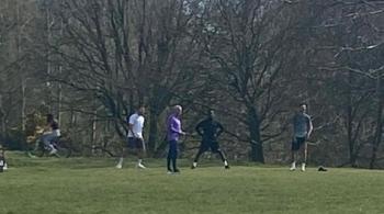 Técnico do Tottenham foi flagrado com jogadores da equipe em parque público, desrespeitando o isolamento social durante pandemia do novo coronavírus