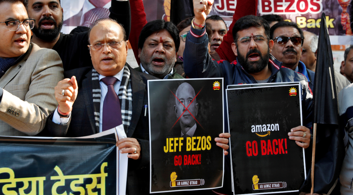 Lojistas indianos protestam contra a Amazon.