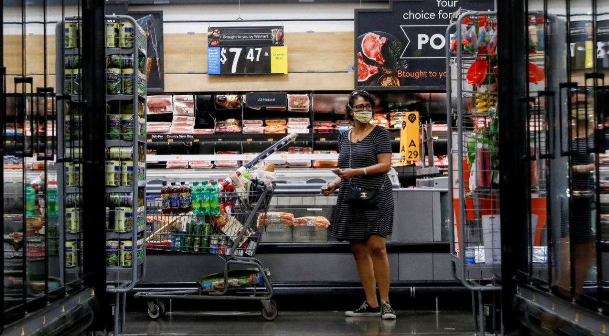 Consumidora em loja do Walmart em Bradford, Pensilvânia, EUA.