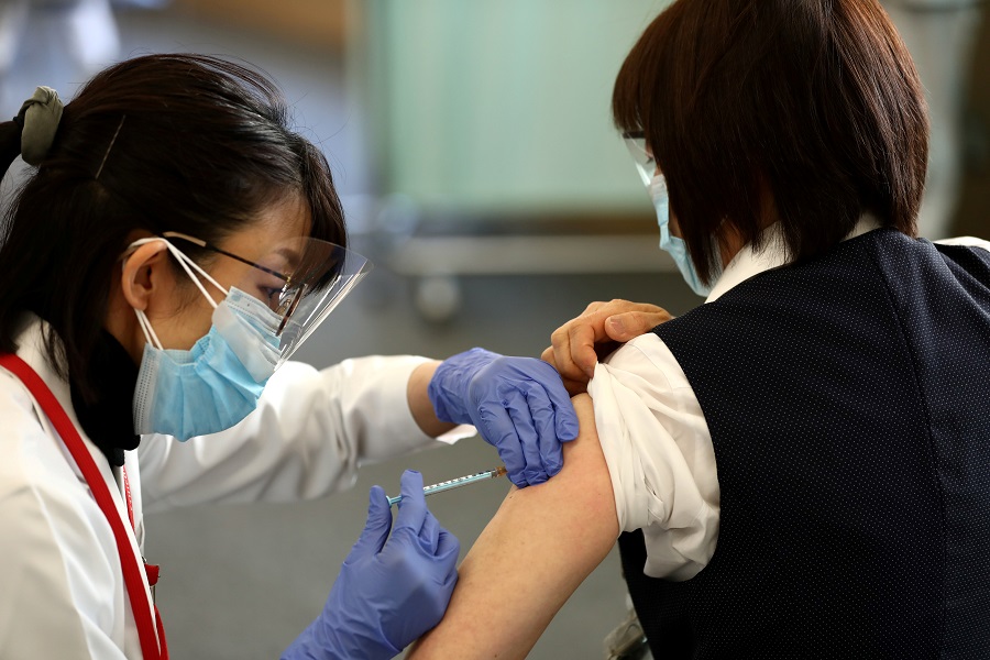 Profissional de saúde recebe dose da vacina contra Covid-19 em Tóquio