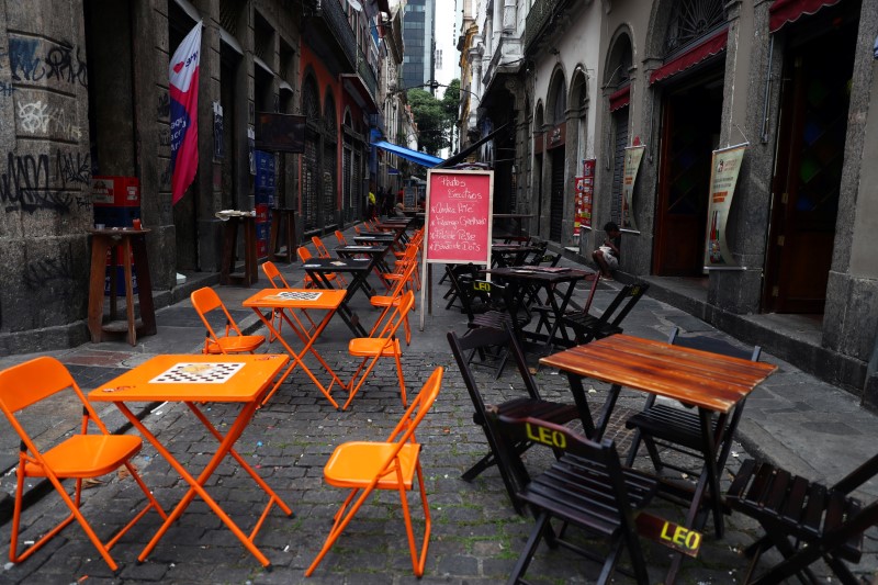 Mesas vazias em restaurante do Rio (20/03/2020). Comércio teve queda brusca da confiança