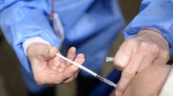 Vacinação bateu recordes na Grã-Bretanha durante a semana anterior, com 750 mil doses aplicadas no sábado (20)