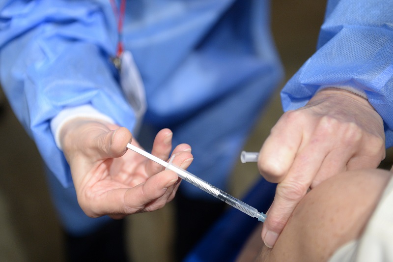 Enfermeira aplica dose de vacina contra o coronavírus