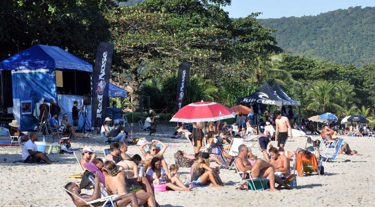 Em São Sebastião (SP), praia estava cheia no fim de semana anterior à Páscoa mesmo com quarentena