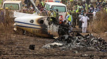 Autoridades investigam a causa da queda do bimotor King Air 350i