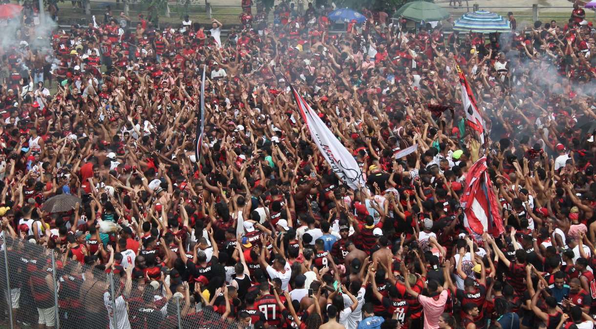 Torcedores do Flamengo se aglomeram no entorno do Maracanã antes da partida contra o Internacional