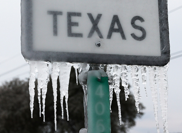 Água congelada em placa no Texas, 18 de fevereiro de 2021