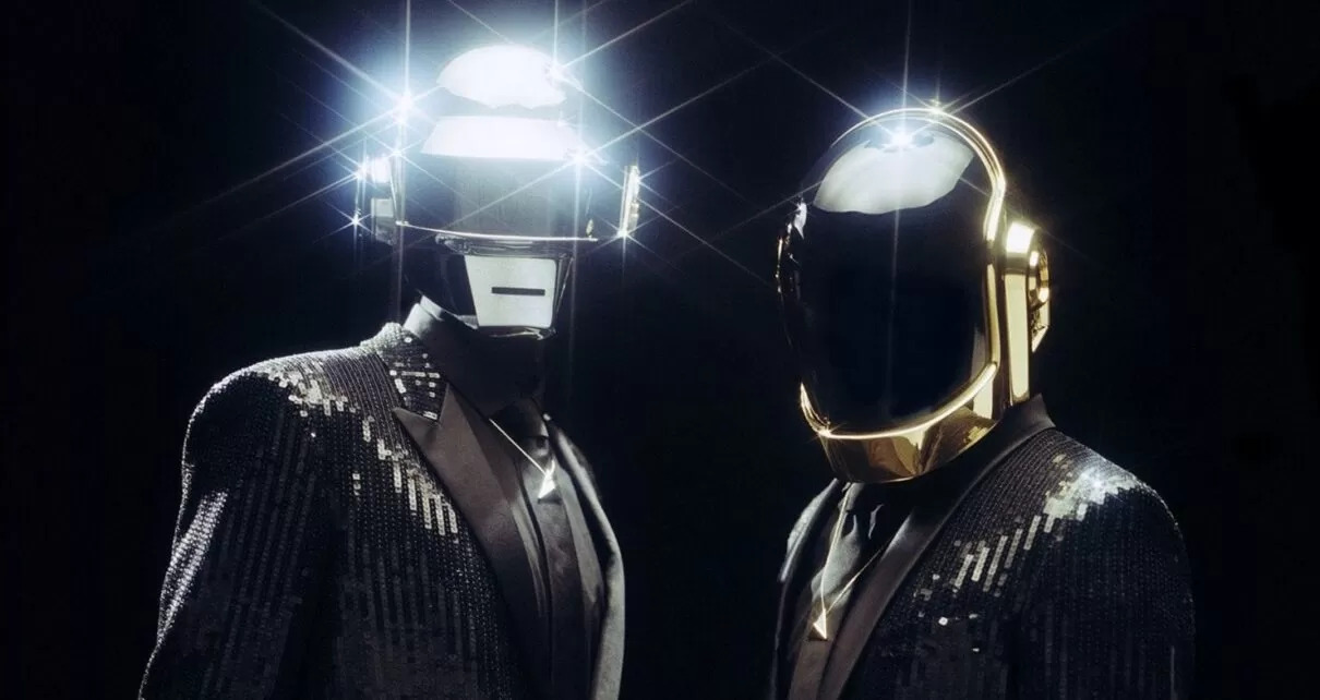 A dupla Daft Punk, conhecida por usar capacetes a todo momento