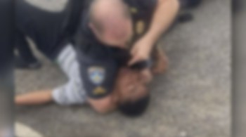 Vídeo publicado nas redes sociais mostra momento em que jovem de 13 anos é imobilizado por policial na Louisiana