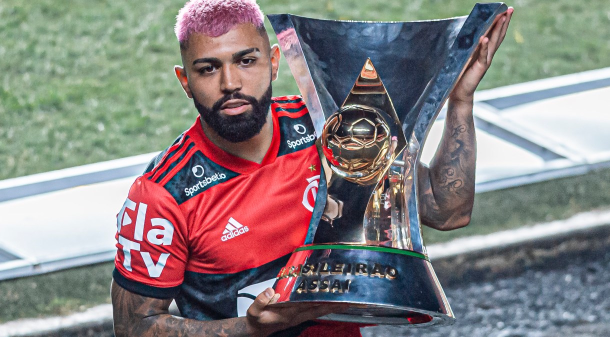 Gabigol, do Flamengo, levanta troféu do Brasileirão 2020; nas últimas duas décadas, apenas 4 campeões não foram de SP ou RJ