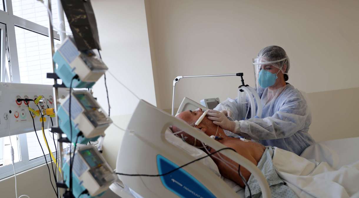 Enfermeira trata paciente com Covid-19 na UTI de hospital