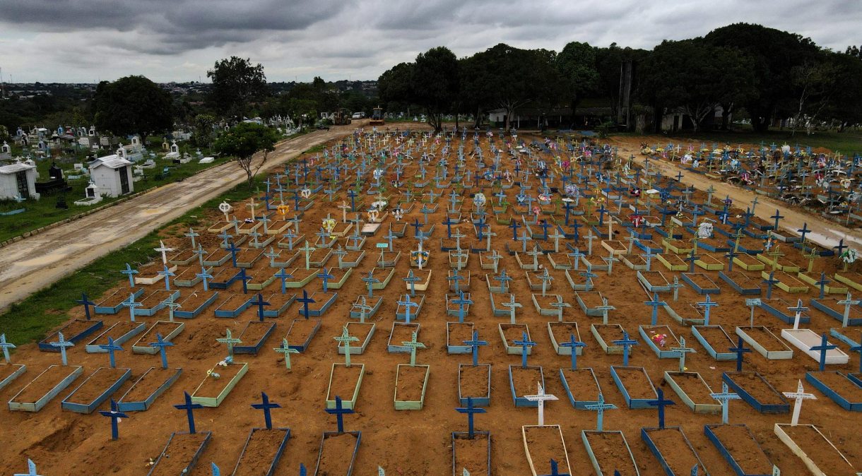 Vista aérea de cemitério Parque Tarumã, em Manaus