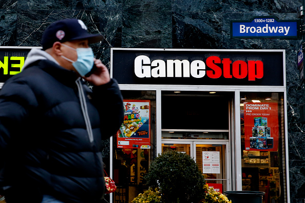 Um homem fala ao telefone em frente à GameStop, em fevereiro de 2021, em Nova York.