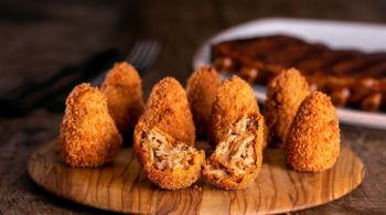 Ribs Coxinha é um salgado feito de costela desfiada ao molho barbecue. O S’mores KitKat é uma sobremesa com cookies, marshmallow derretido e chocolate