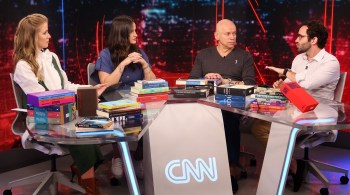CNN Tonight, talk show apresentado por Mari Palma, Gabriela Prioli e Leandro Karnal, discute livros. O papo é com Pedro Pacífico e criador do @book.ster